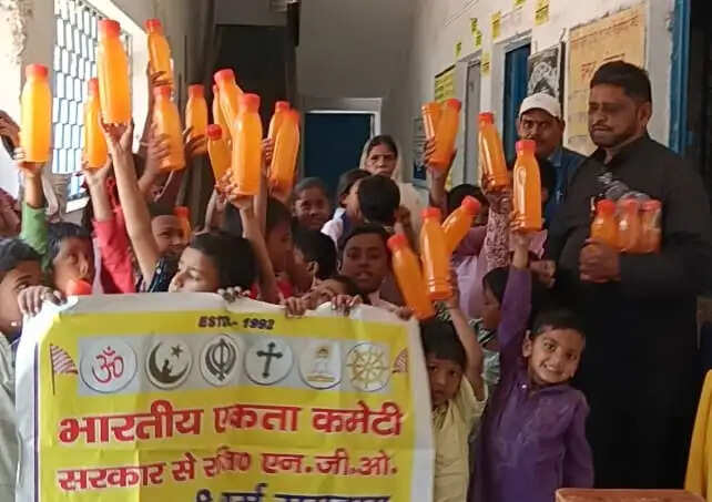 बच्चों के बीच वाटर बोतल व मिठाइयों का वितरण, शिक्षा-स्वास्थ्य के प्रति किया जागरूक