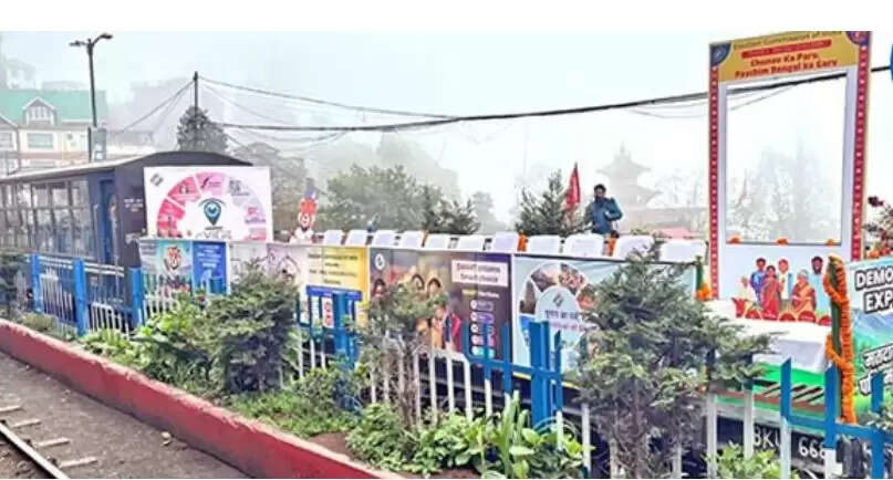 दार्जिलिंग में टॉय ट्रेन के जरिए वोट जागरूकता अभियान