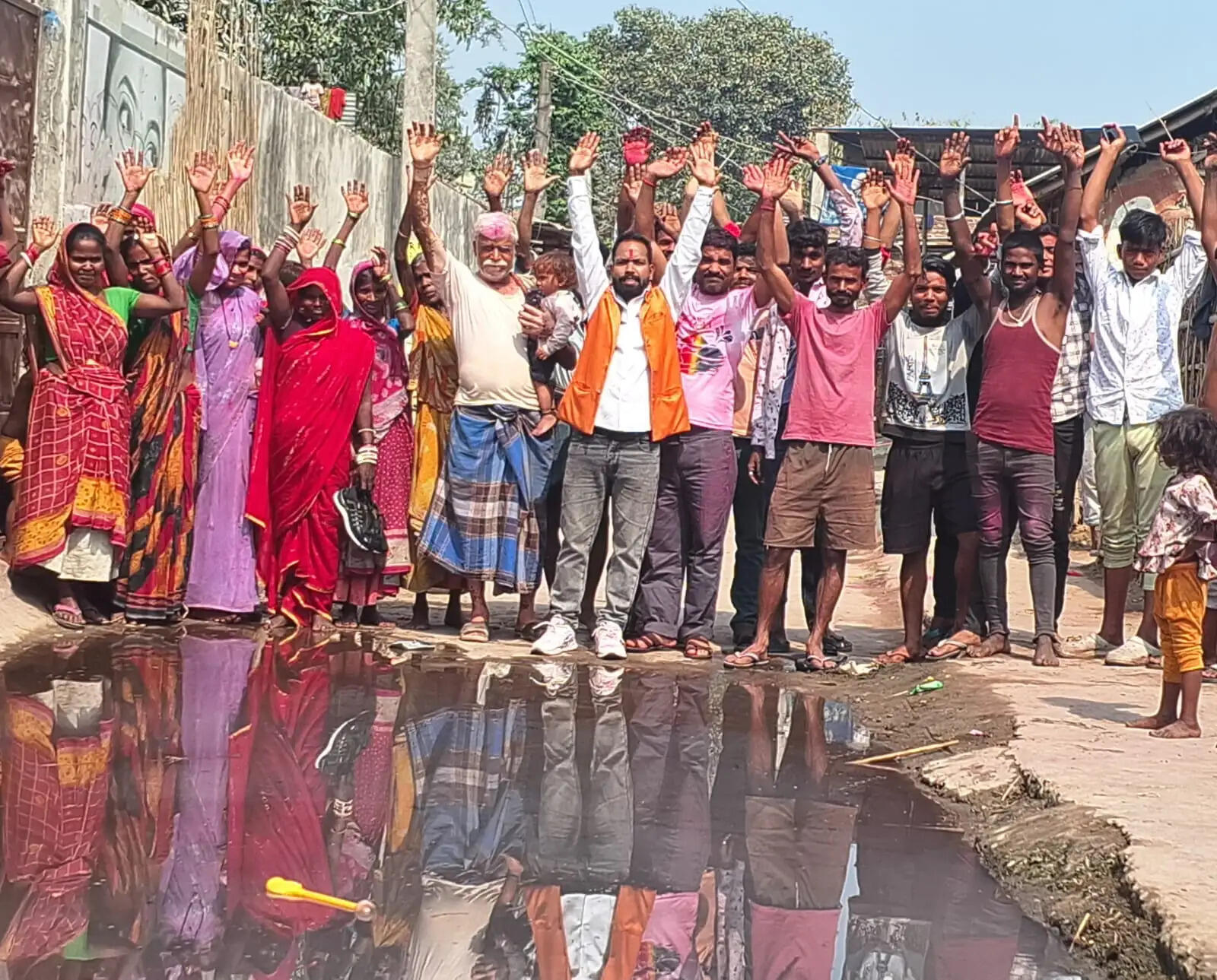 जलजमाव और उससे उठते बदबू के खिलाफ ग्रामीणों का प्रदर्शन