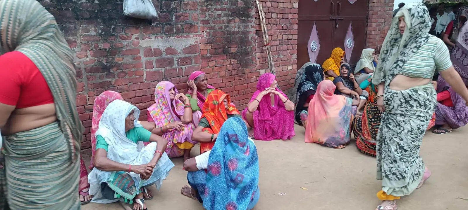 इटावा में मां-बेटी की गला रेतकर हत्या
