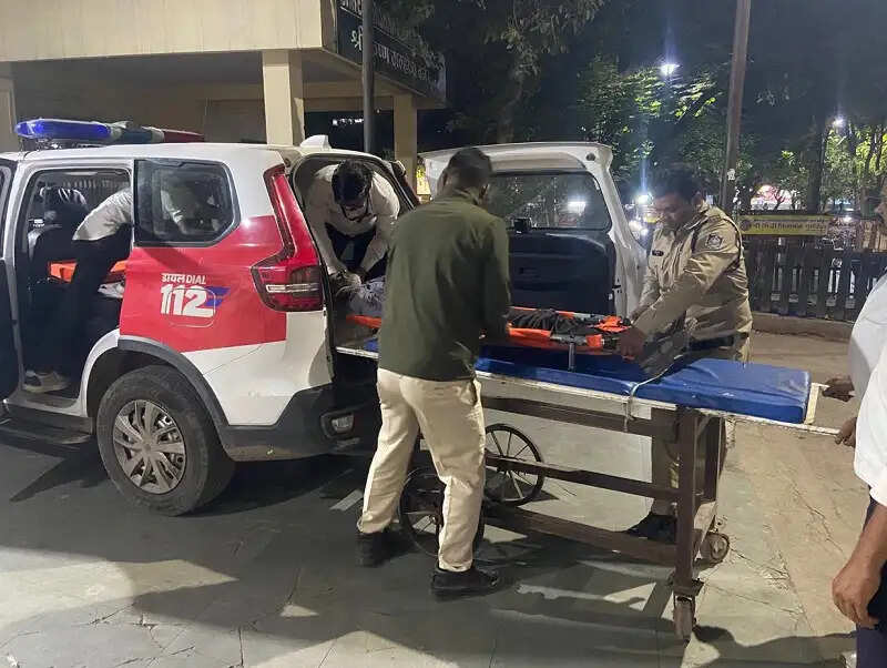 इंदौरः डायल-112 के जवानों ने रात्रि गश्त के दौरान घायल मिले व्यक्ति को पहुंचाया अस्पताल