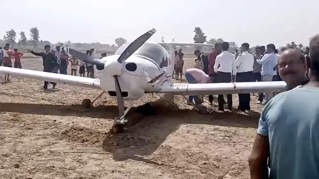 अलीगढ़ : तकनीकी खराबी आने पर विमान को खेत में उतारा, पायलट और प्रशिक्षु छात्र सुरक्षित