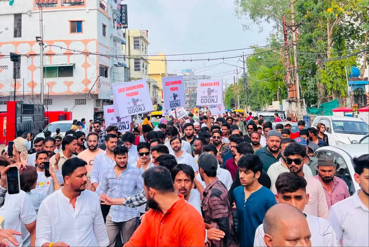 'छात्रों की गूंज' अभियान के तहत भोपाल में केंद्रीय शिक्षा मंत्री के खिलाफ प्रदर्शन, पुलिस कमिश्नर कार्यालय का किया घेराव