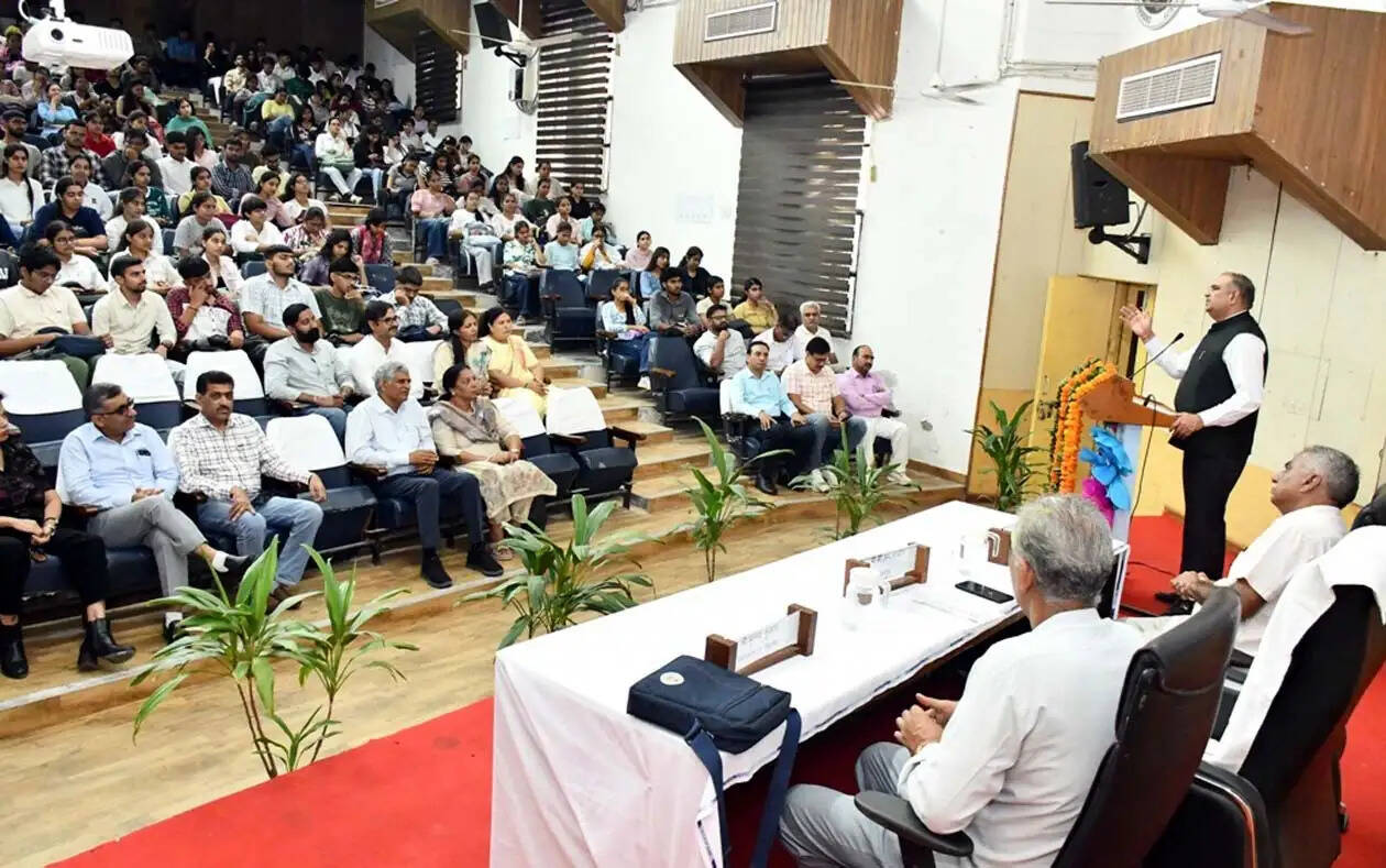 हिसार : अच्छा नागरिक बनने के लिए शिक्षा के साथ साथ अनुशासन और सेवा भावना जरूरी: प्रो. बीआर कम्बोज