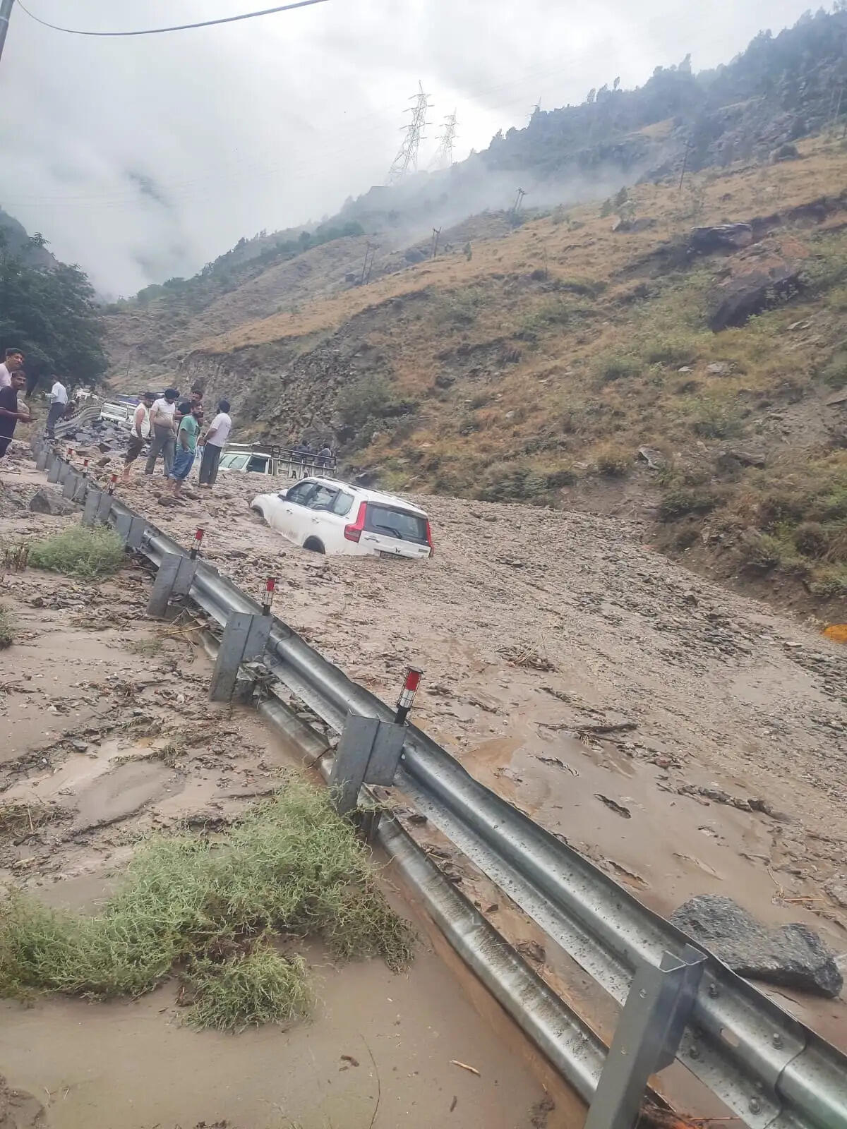 हिमाचल प्रदेश के किन्नौर में भारी बरसात, मीरू नाला उफान पर, बाढ़ के मलबे में दबे वाहन, हिंदुस्तान-तिब्बत मार्ग बंद