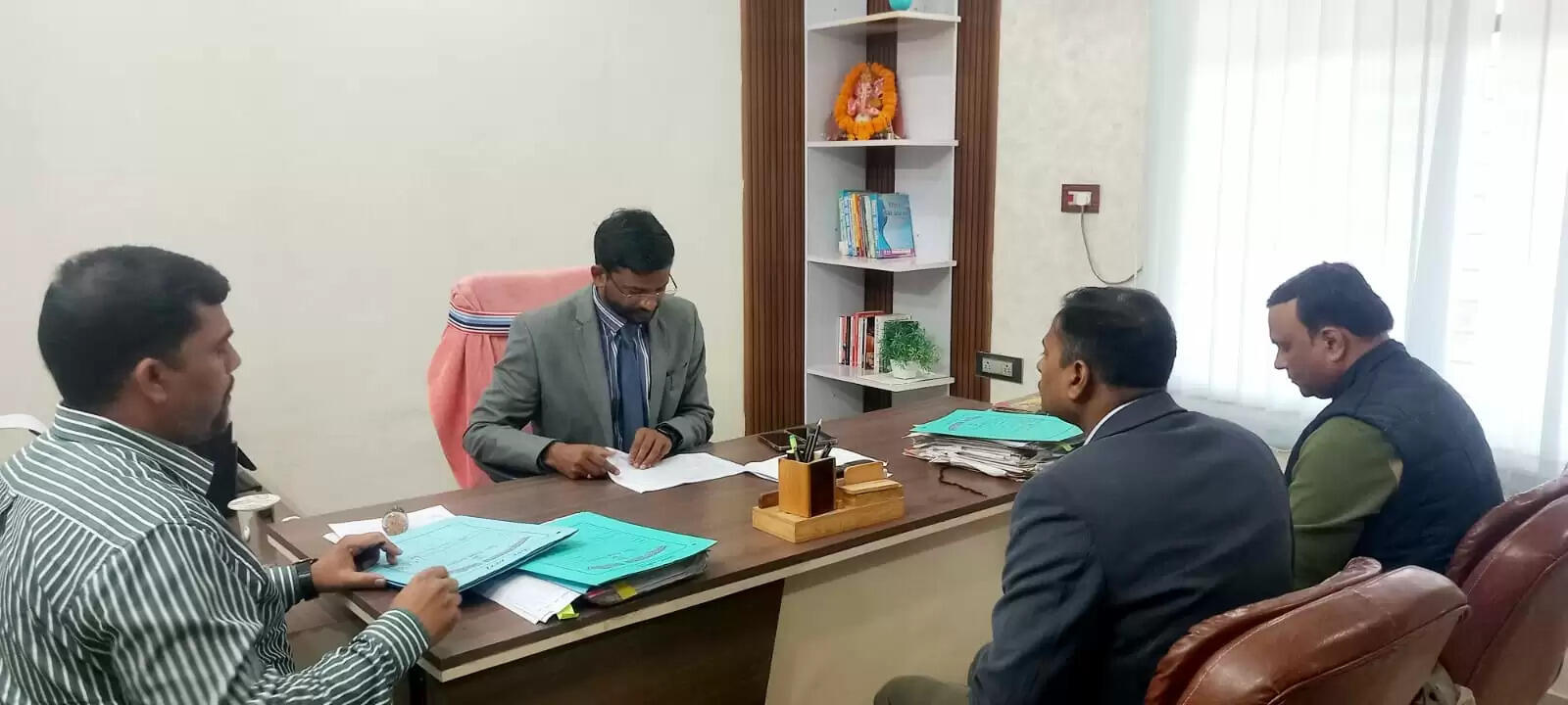 डीएम ने जिला योजना और क्षेत्र अभियंत्रण संगठन कार्य प्रमंडल कार्यालय का किया औचक निरीक्षण