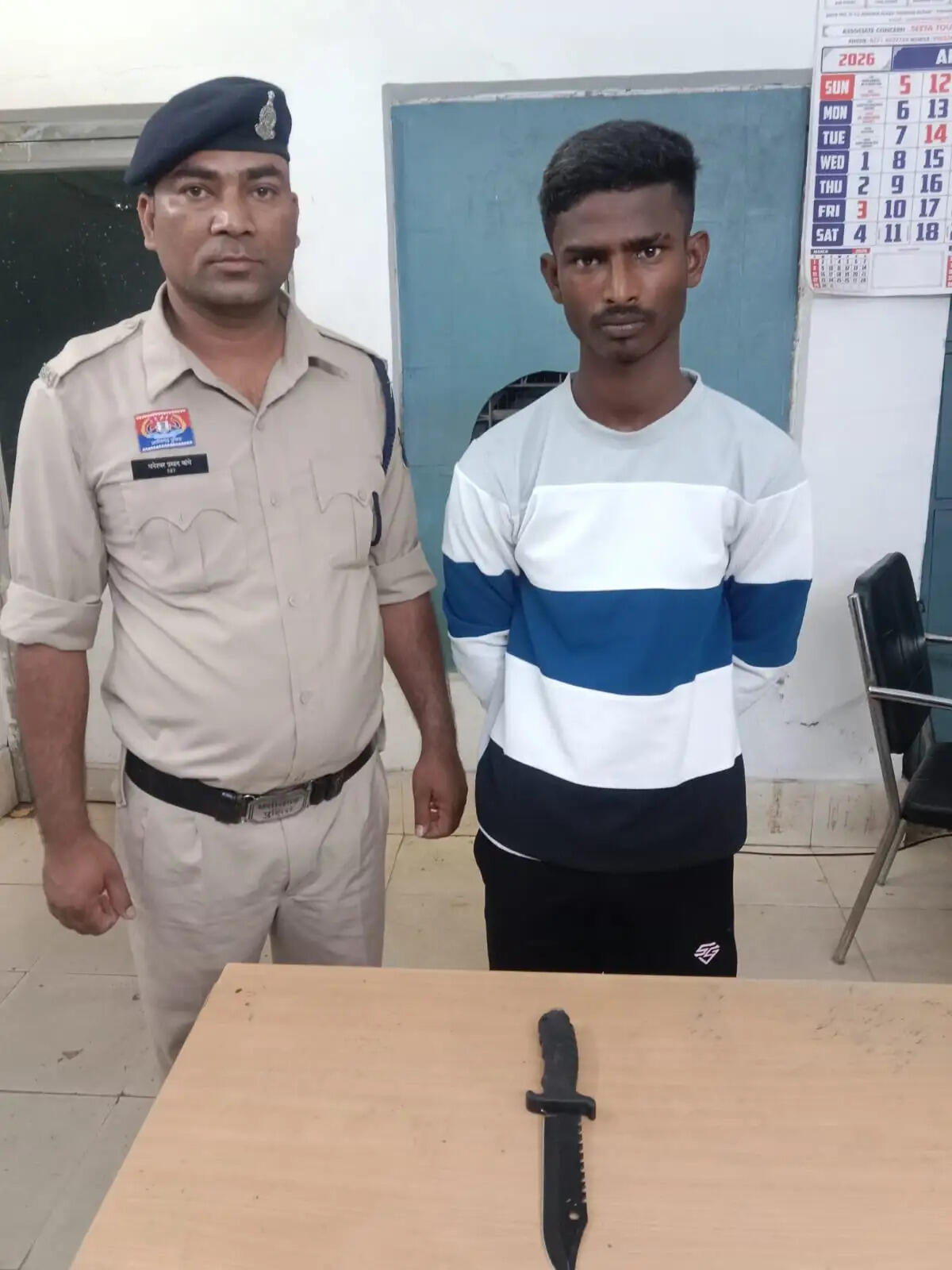 चाकू लहराते हुए युवक चढ़ा पुलिस के हत्थे