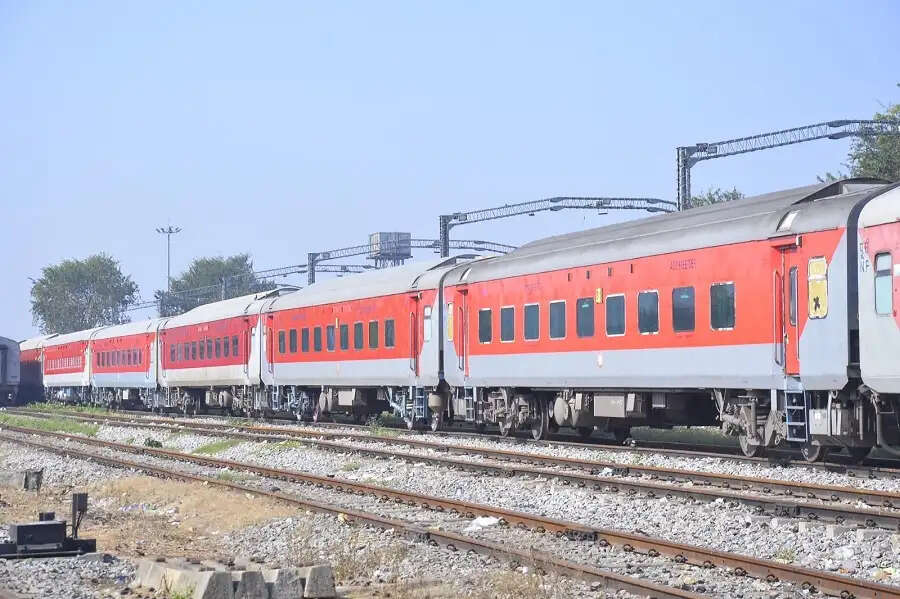 पूसीरे ने अपने क्षेत्र में चलने वाली लंबी दूरी की सभी ट्रेनों काे शत-प्रतिशत एलएचबी में बदला