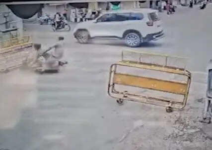 (अपडेट) प्रोटोकॉल ड्यूटी में तैनात पुलिसकर्मियों को स्कार्पियो ने मारी टक्कर, एएसआई और सिपाही घायल