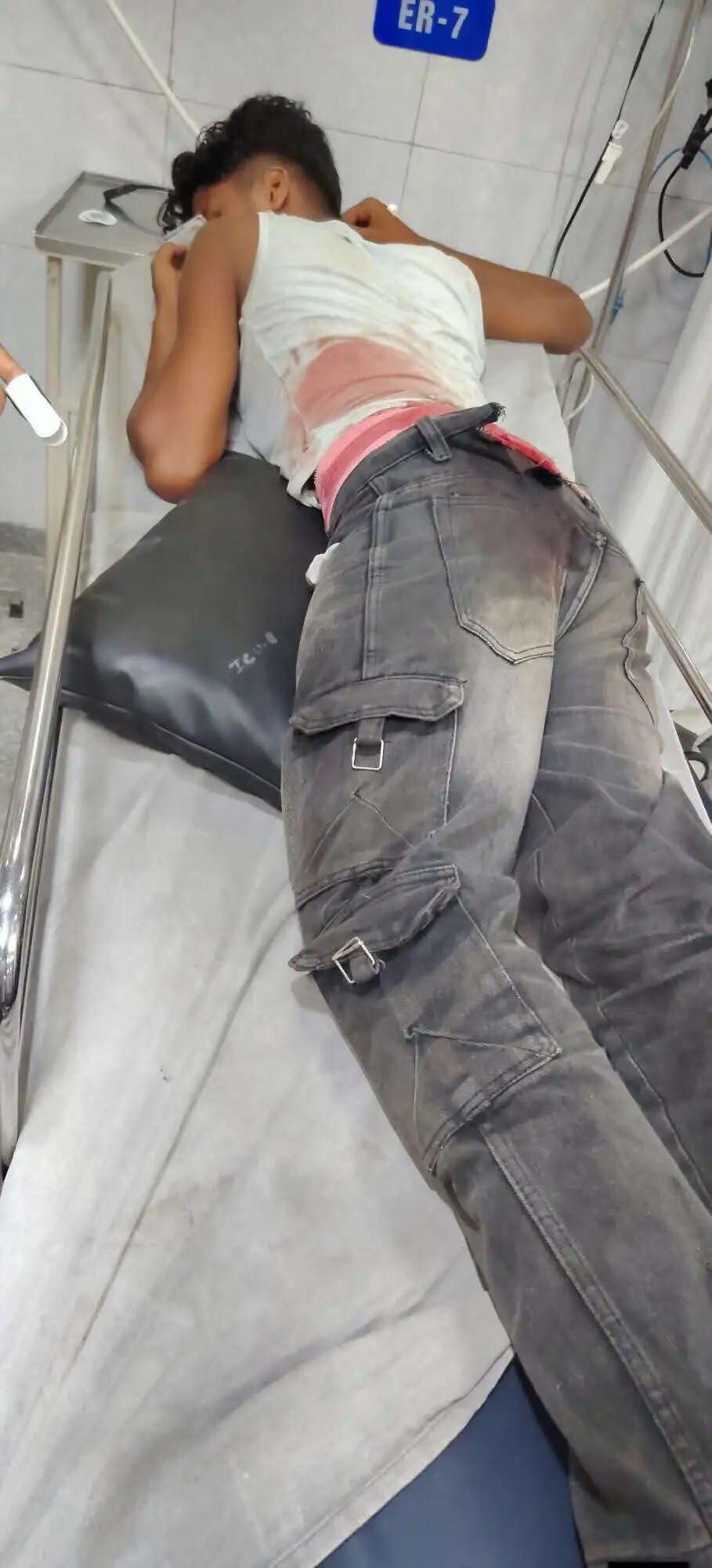 बोलबम यात्रा निकालने को लेकर दूसरे समुदाय के आपत्ति पर विवाद,पुलिस की गोली से एक युवक की मौत 9 घायल,लगा कर्फ्यू