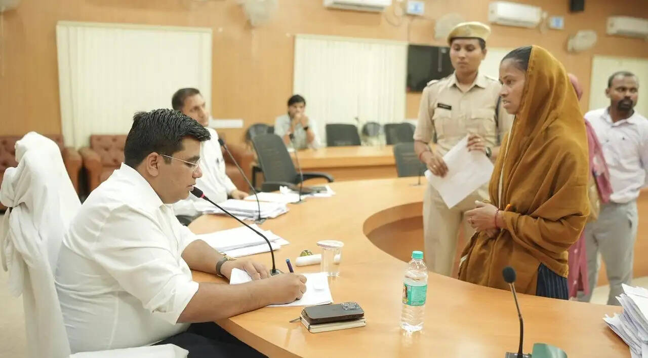 कोरबा जनदर्शन में उमड़ी लोगों की भीड़, कलेक्टर ने दिए त्वरित निराकरण के दिए निर्देश