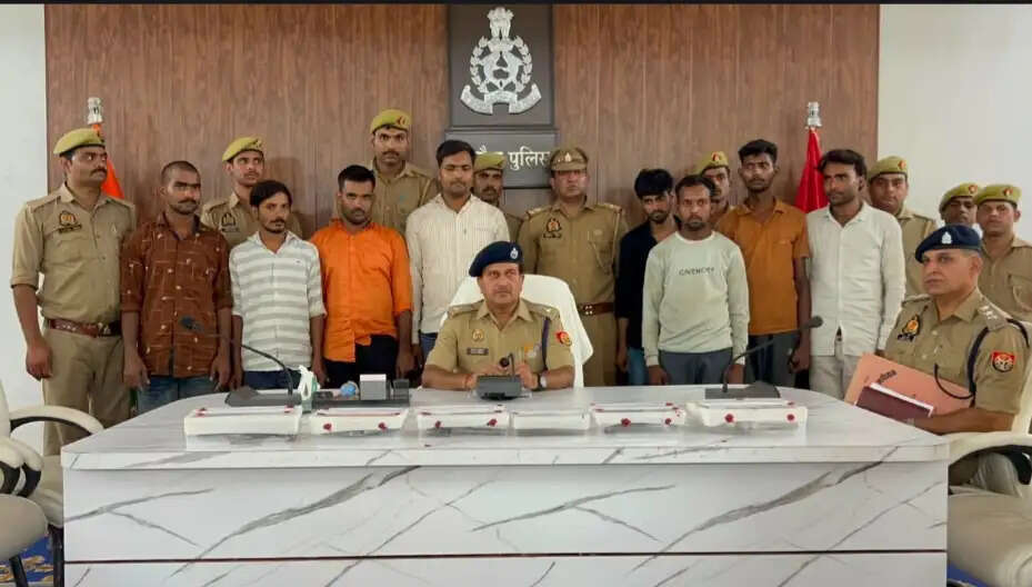 कन्नौज में पुलिस मुठभेड़ : 9 शातिर वाहन चोर गिरफ्तार, कस्टडी से भाग रहे बदमाश ने की फायरिंग
