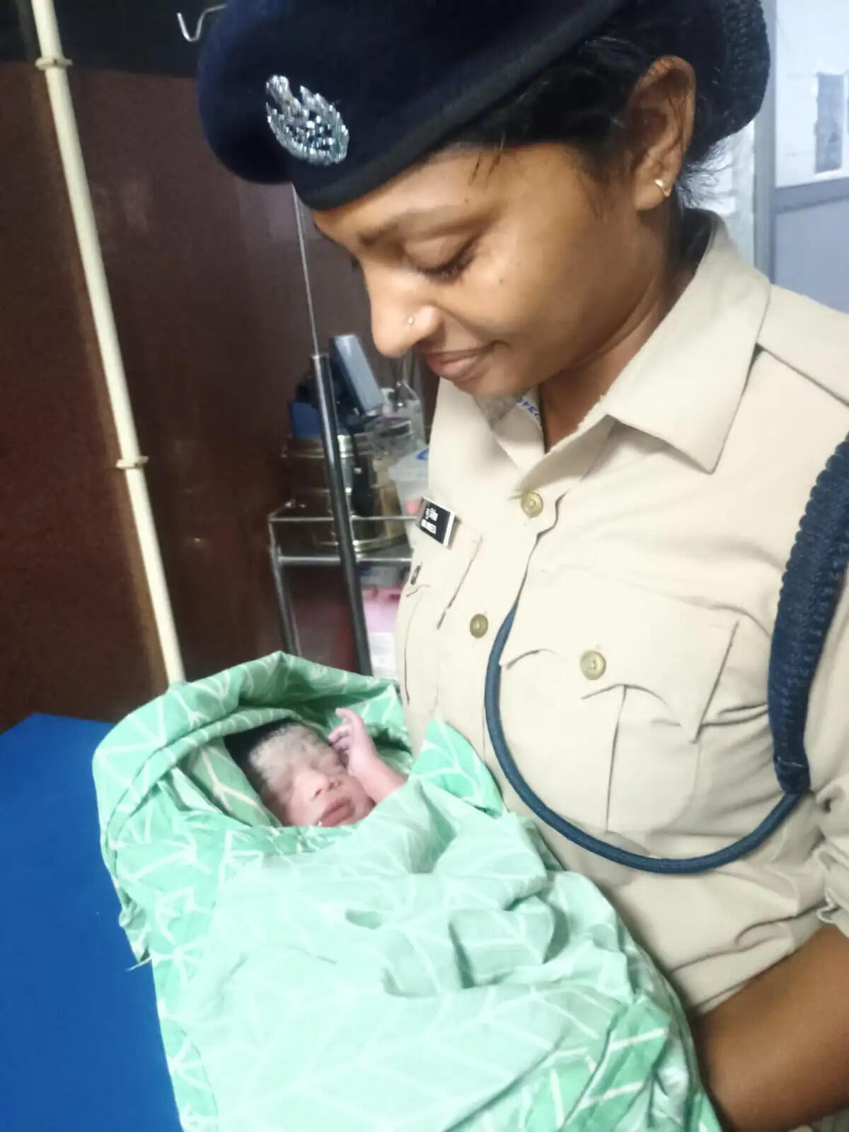 चलती गाेरखधाम ट्रेन में महिला ने दिया स्वस्थ पुत्र को जन्म