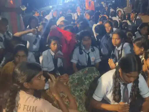 शिक्षा मंत्री के आश्वासन पर आधी रात खत्म हुआ छात्रों का आंदोलन
