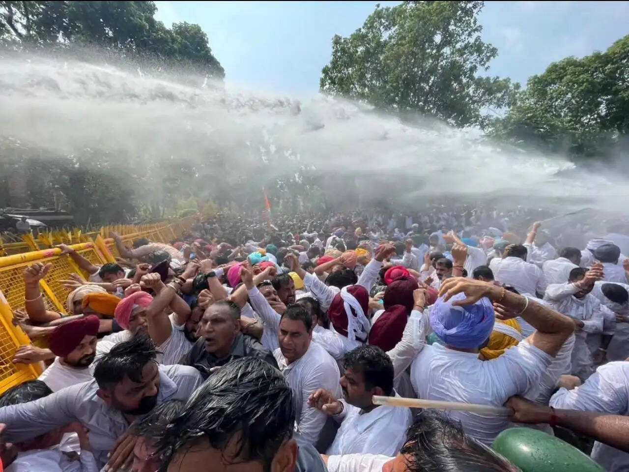 गुलजार सिंह आत्महत्या मामले में चीमा के इस्तीफे की मांग, कांग्रेस ने चंडीगढ़ में किया प्रदर्शन
