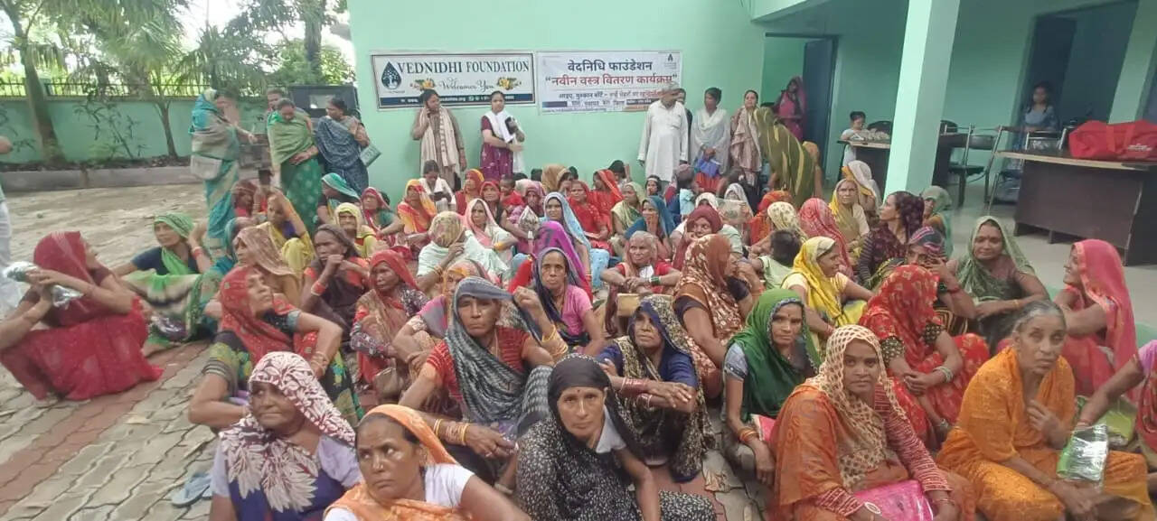 वेदनिधि फाउंडेशन ने जरूरतमंदों को बांटे वस्त्र