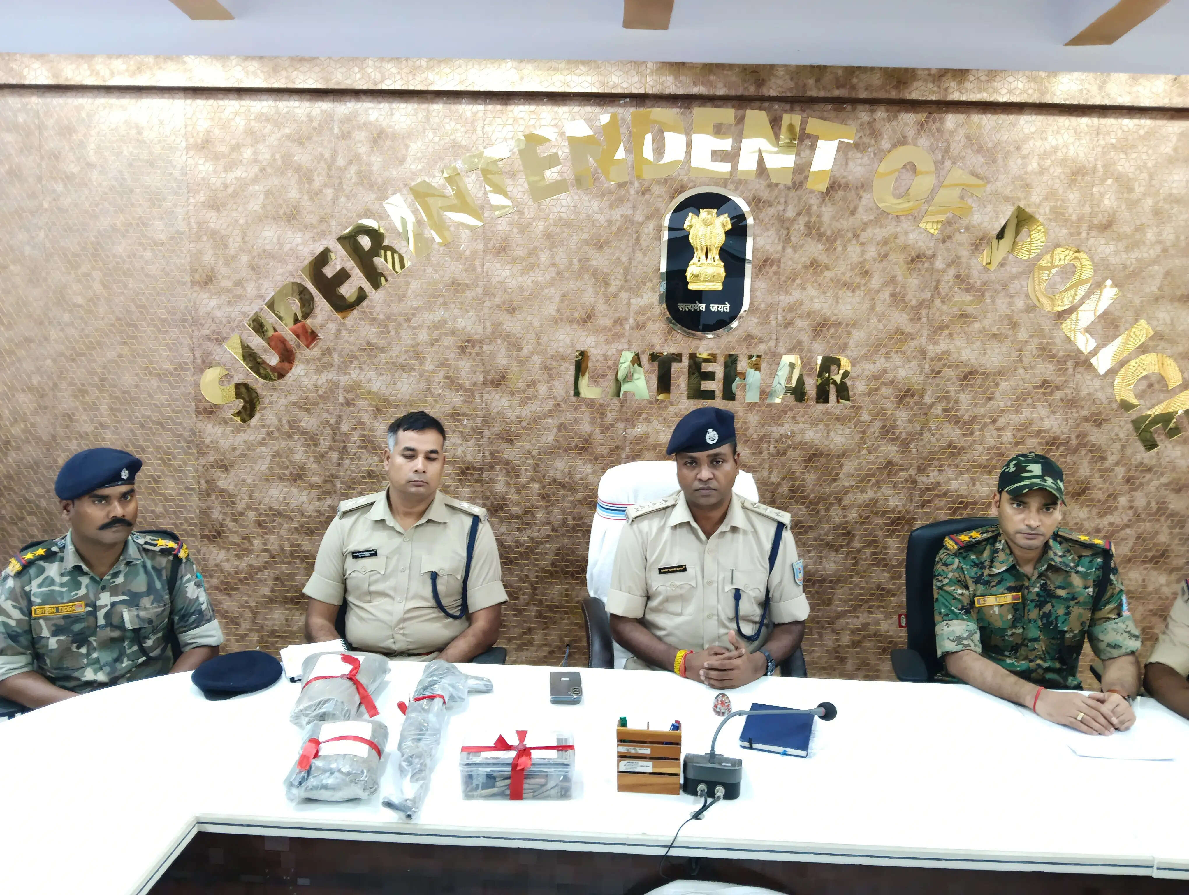20 लाख के इनामी नक्सली रविंद्र गंझू की निशानदेही पर एके-56, मैगजीन और 90 गोलियां बरामद