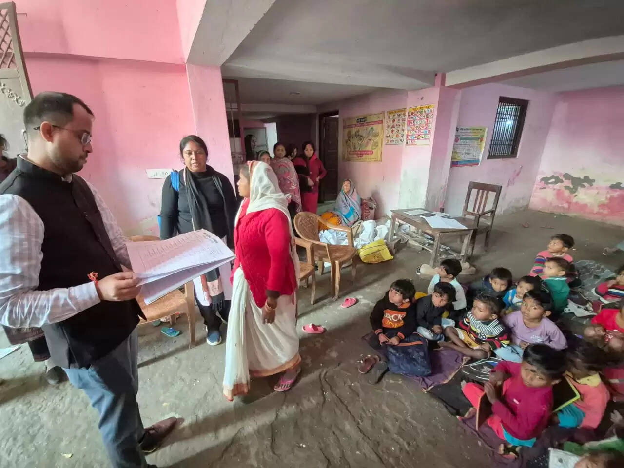 जिलाधिकारी ने सांढ़ा पंचायत के आंगनबाड़ी केंद्रों का किया औचक निरीक्षण