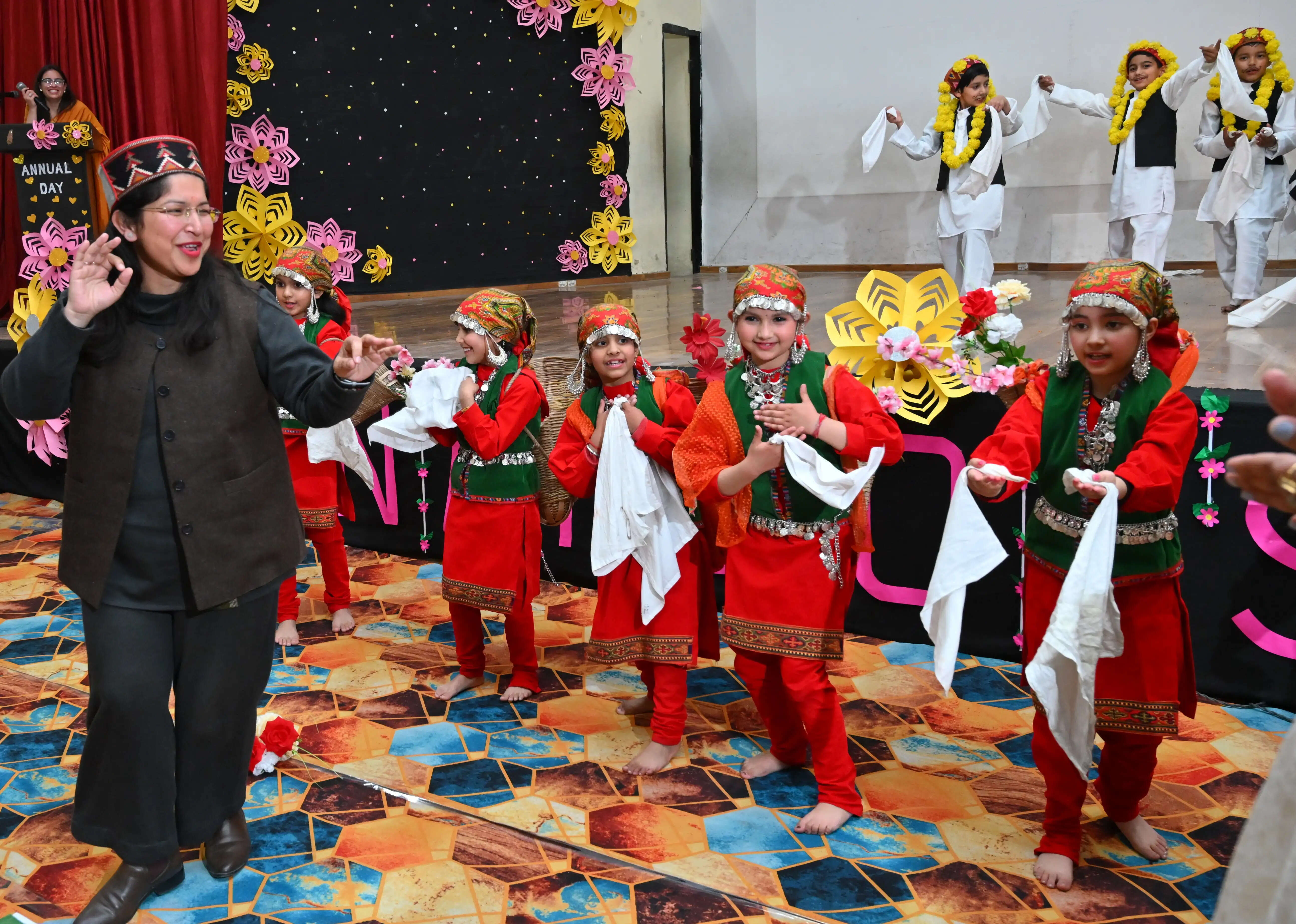 इंडस ग्लोबल स्कूल में आनंदोत्सव की धूम