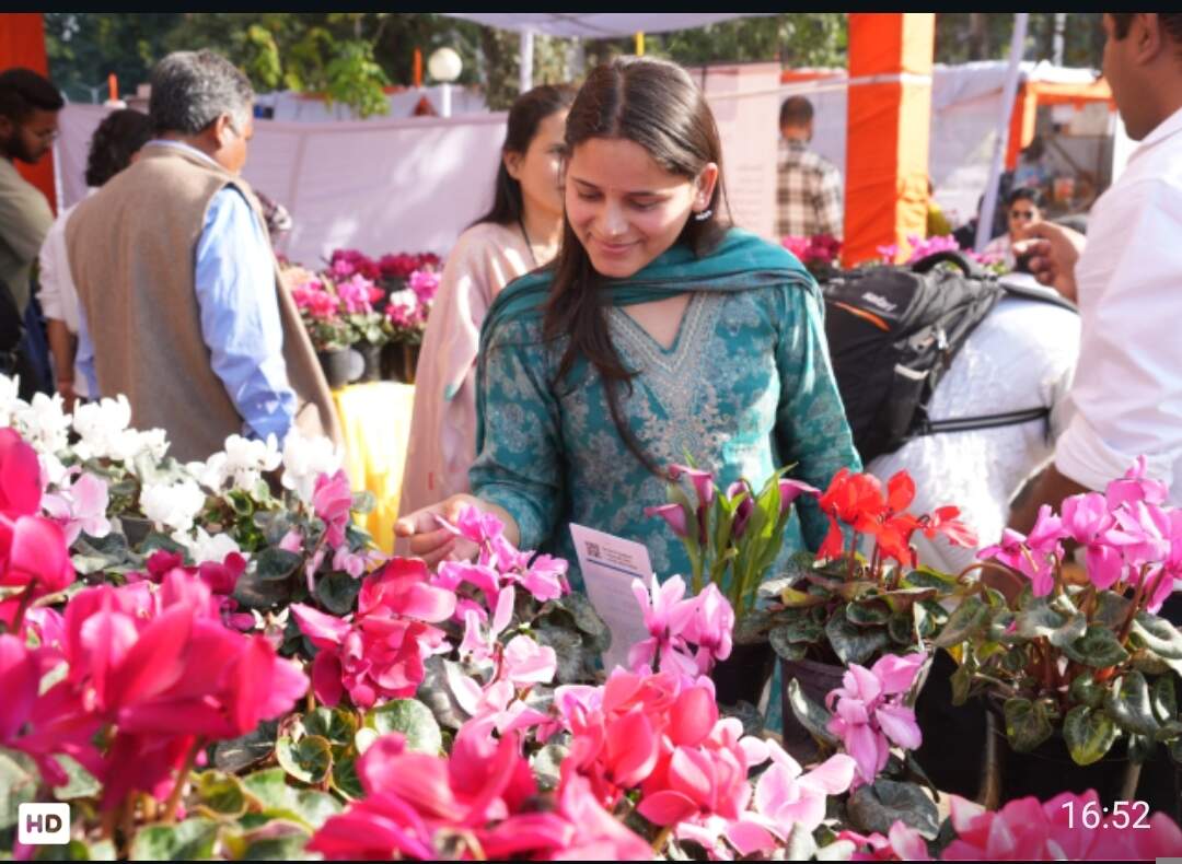 वसंतोत्सव में दूसरे दिन उमड़ी भीड़, पुष्प प्रदर्शनी बनी आकर्षण का केंद्र