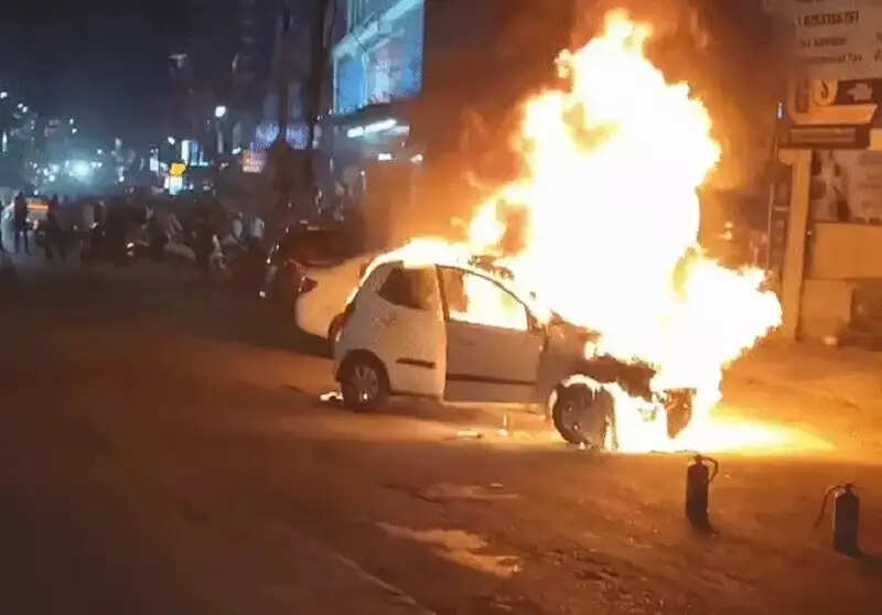 मप्र के गुना में आग का गोला बनी चलती कार, ओरछा से दर्शन कर लौट रहा परिवार बाल-बाल बचा