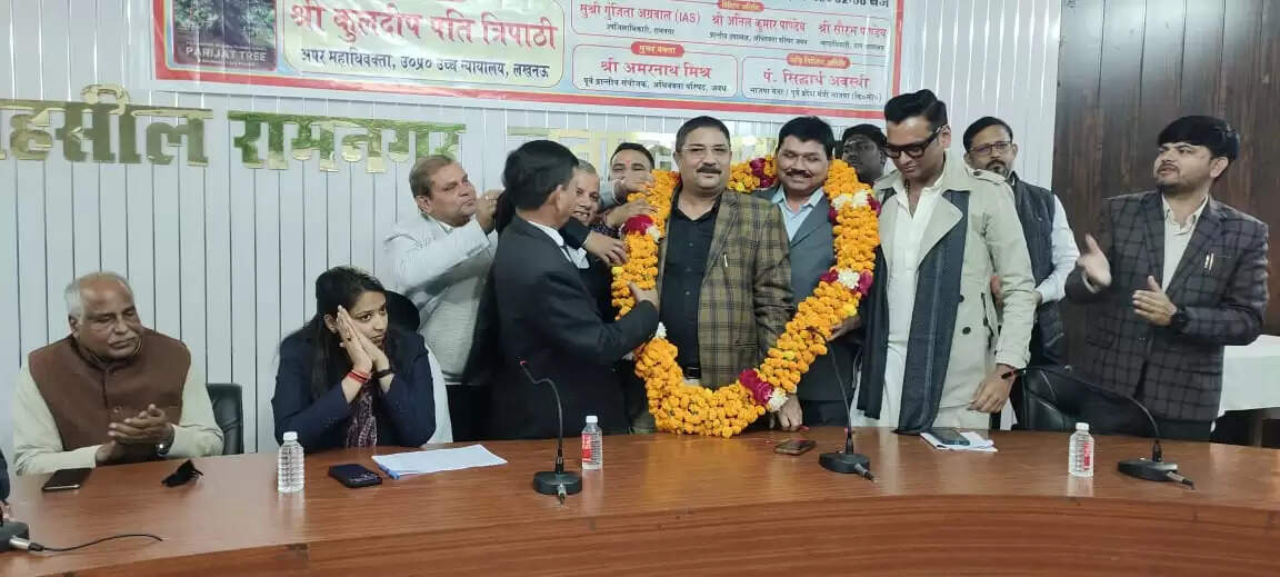 हमारे अधिकार व कर्तव्यों का बोध कराता है संविधान: अपर महाधिवक्ता