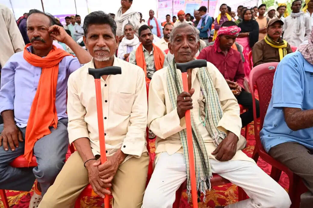 कोरिया : विधायक और कलेक्टर ने खुद सुनीं 14 गांवों की समस्याएं, हाथों-हाथ बांटी 'खुशियों की चाबी'