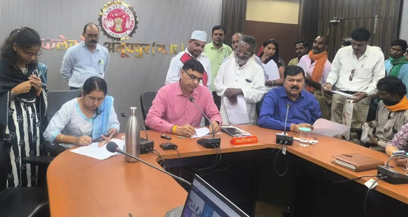 अनूपपुर: बैगा समाज बिजली, सड़क और स्वास्थ्य समस्याओं से परेशान,कलेक्ट्रेट में गुहार लगाई