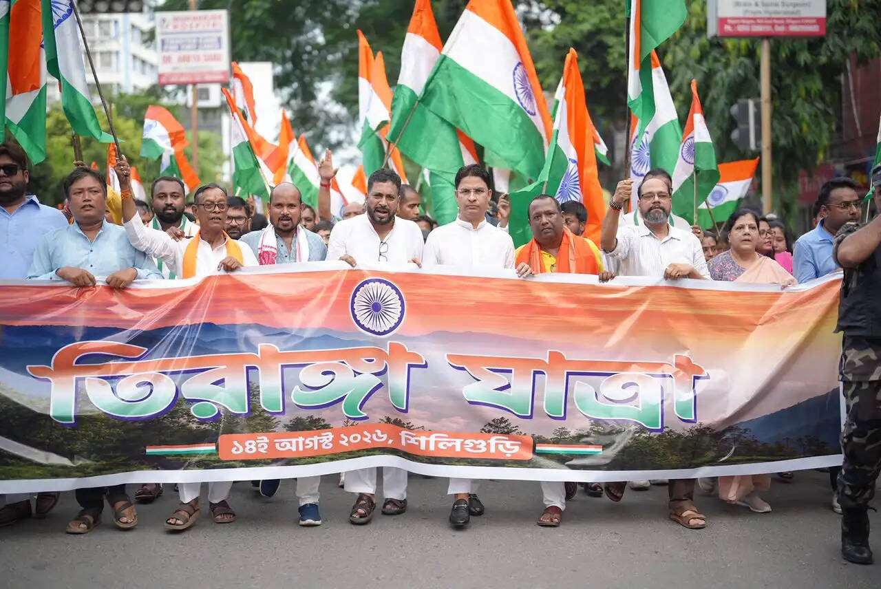 सिलीगुड़ी में भाजपा की तिरंगा यात्रा में शामिल हुए मंत्री और सांसद