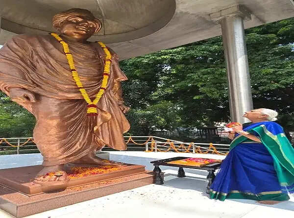 स्वामी विवेकानंद का जीवन भारत की सनातन चेतना का एक जीवंत प्रकाश-स्तंभ : आनंदी बेन पटेल