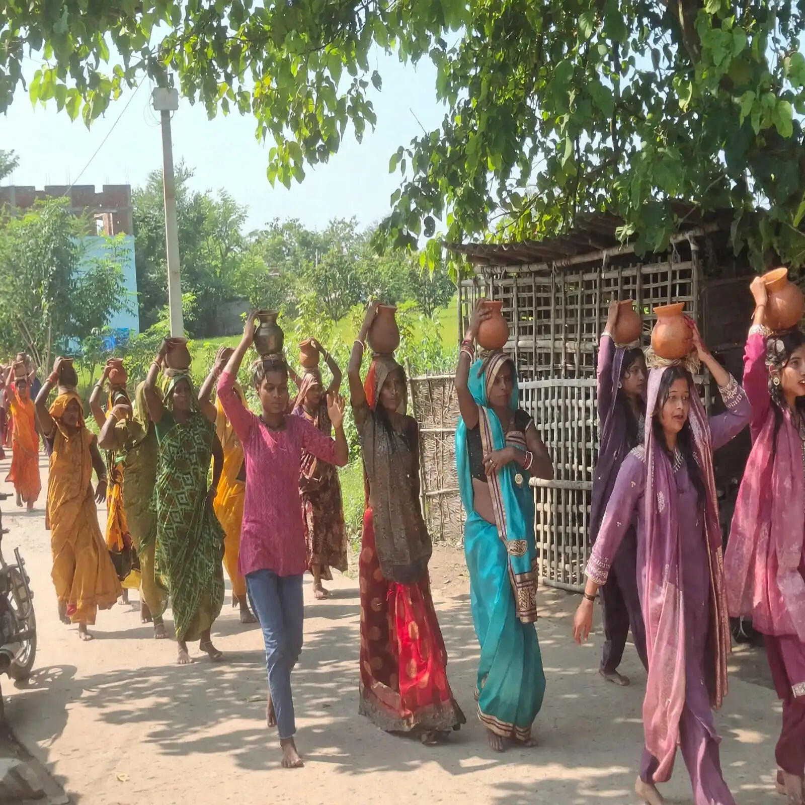 मरौना में नवरात्र पर निकली कलश शोभायात्रा, जय माता दी के जयकारों से गूंजा इलाका