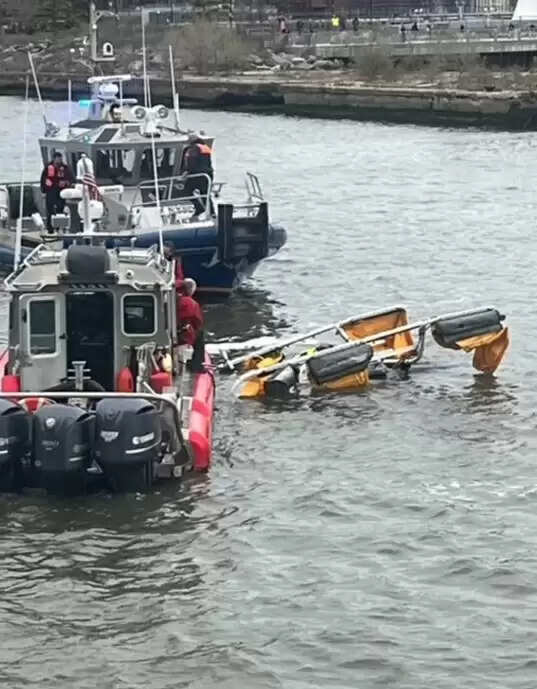 न्यूयॉर्क में हेलीकॉप्टर हादसा, हवा में दो टुकड़ों में बंटा, हडसन नदी में गिरा, छह की मौत