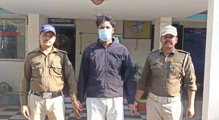 फायरिंग और जानलेवा हमले के मामले में वांछित आरोपी गिरफ्तार