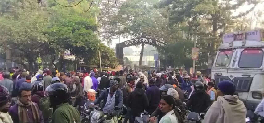 सदर अस्पताल में इलाज के दौरान महिला की मौत, आक्रोशित लोगों ने किया एनएच जाम