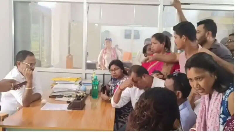 भ्रष्टाचार के आरोपों को लेकर बीजेपी का विरोध प्रदर्शन,&nbsp;उपप्रधान&nbsp;पर&nbsp;फेंके गए&nbsp;अंडे&nbsp;