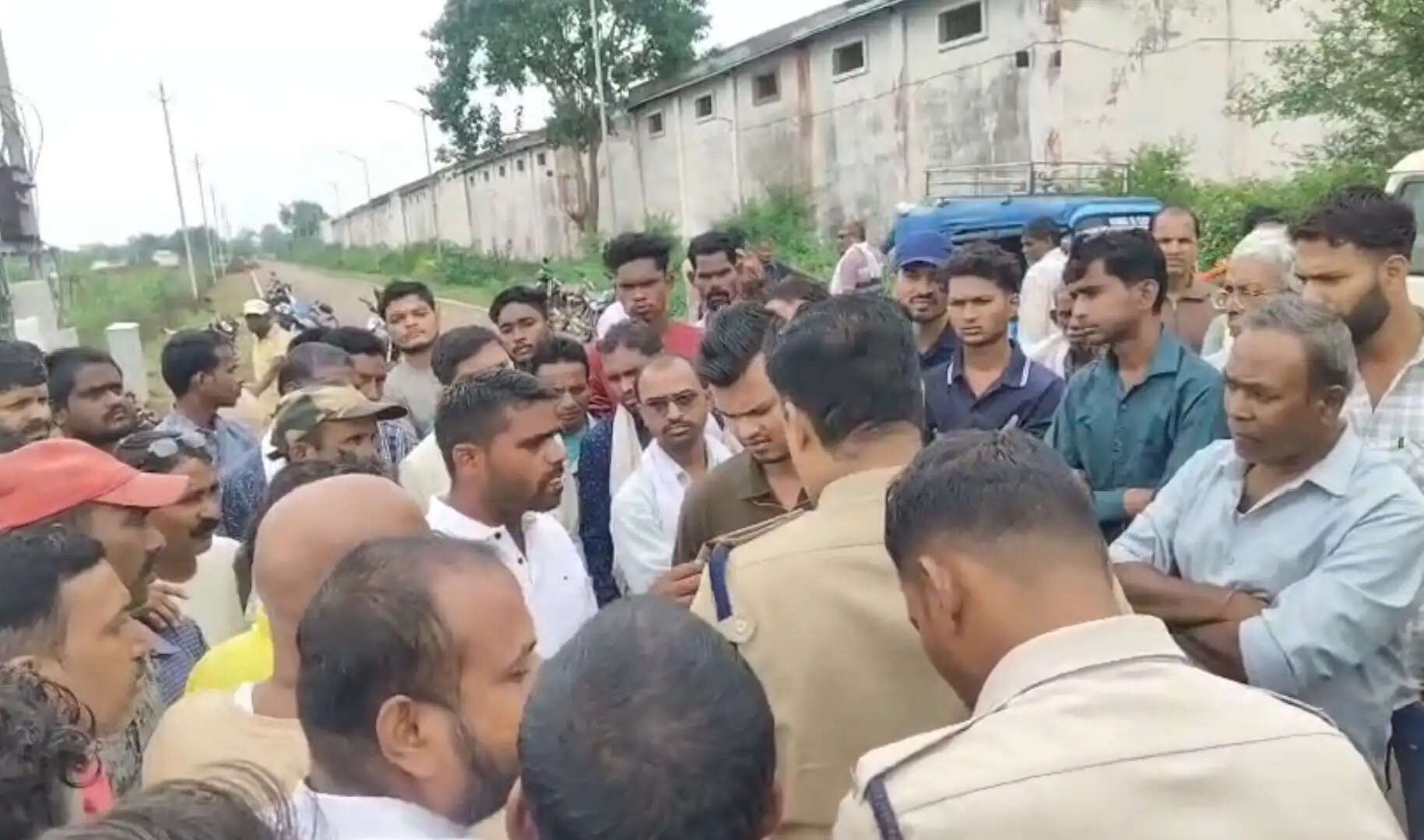 श्मशान पर पहरा, अंतिम संस्कार को लेकर गांव में बवाल