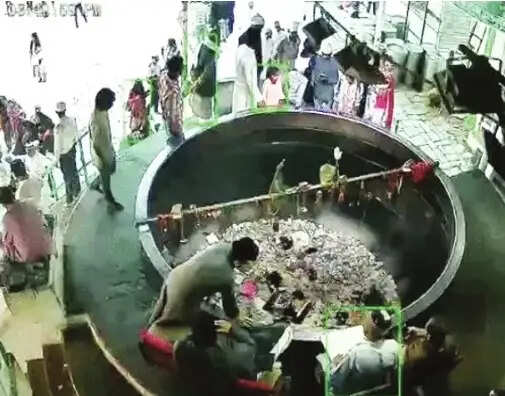 अजमेर दरगाह शरीफ में एक युवक के बड़ी देग में कूदने से मची अफरा-तफरी