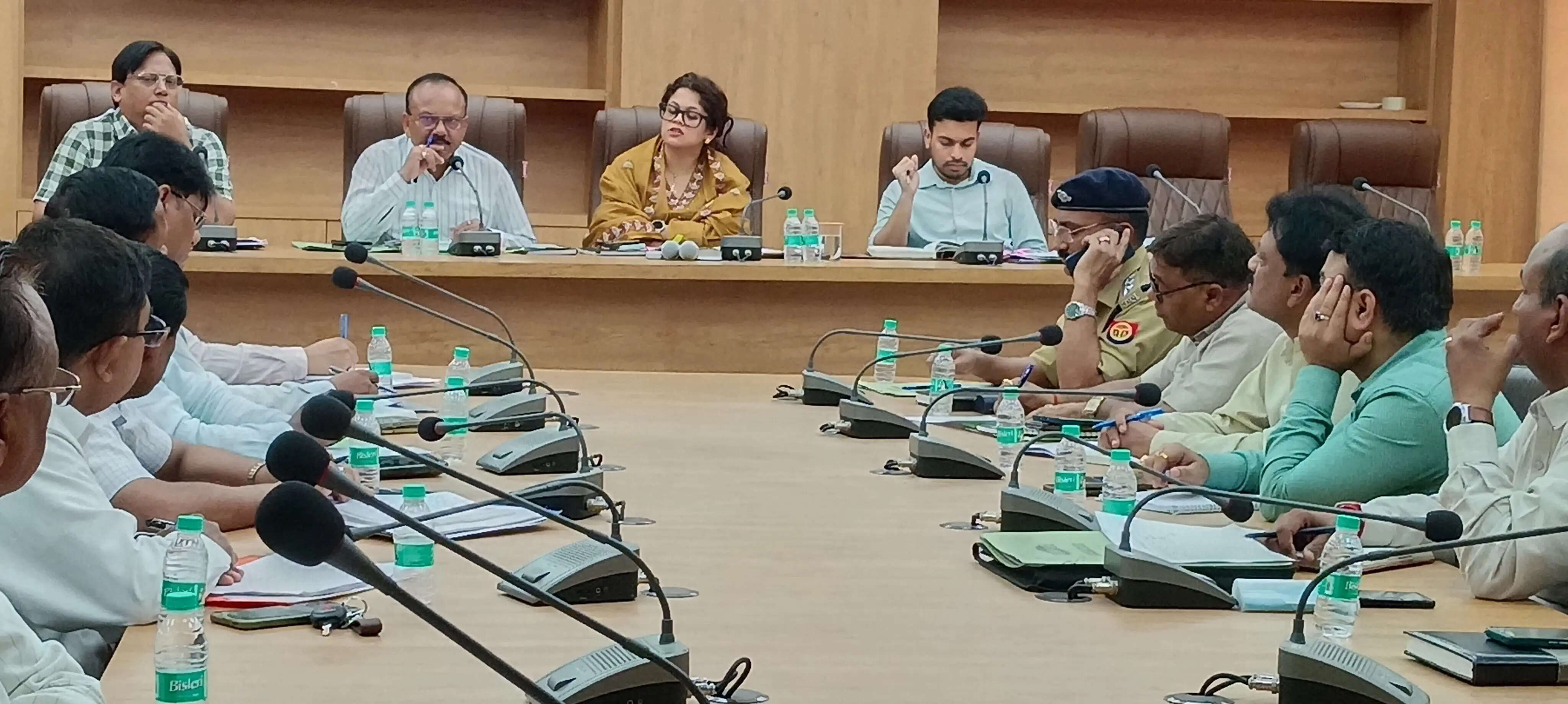 ग्रीष्म ऋतु को लेकर गौ आश्रय स्थलों पर पेयजल, छाया एवं चारा की रहे पर्याप्त व्यवस्था : जिलाधिकारी