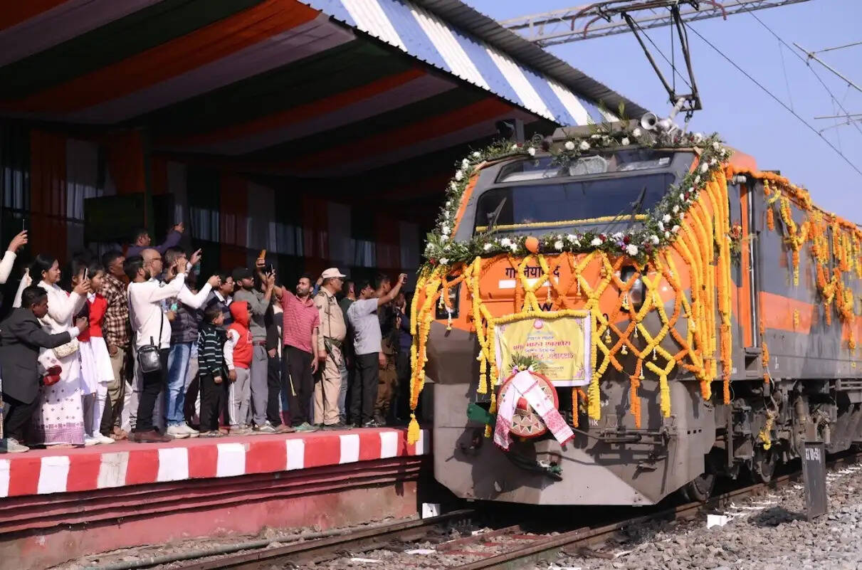 फकीराग्राम में वंदे भारत स्लीपर ट्रेन की चपेट में आए 73 वर्षीय पुजारी गंभीर रूप से घायल