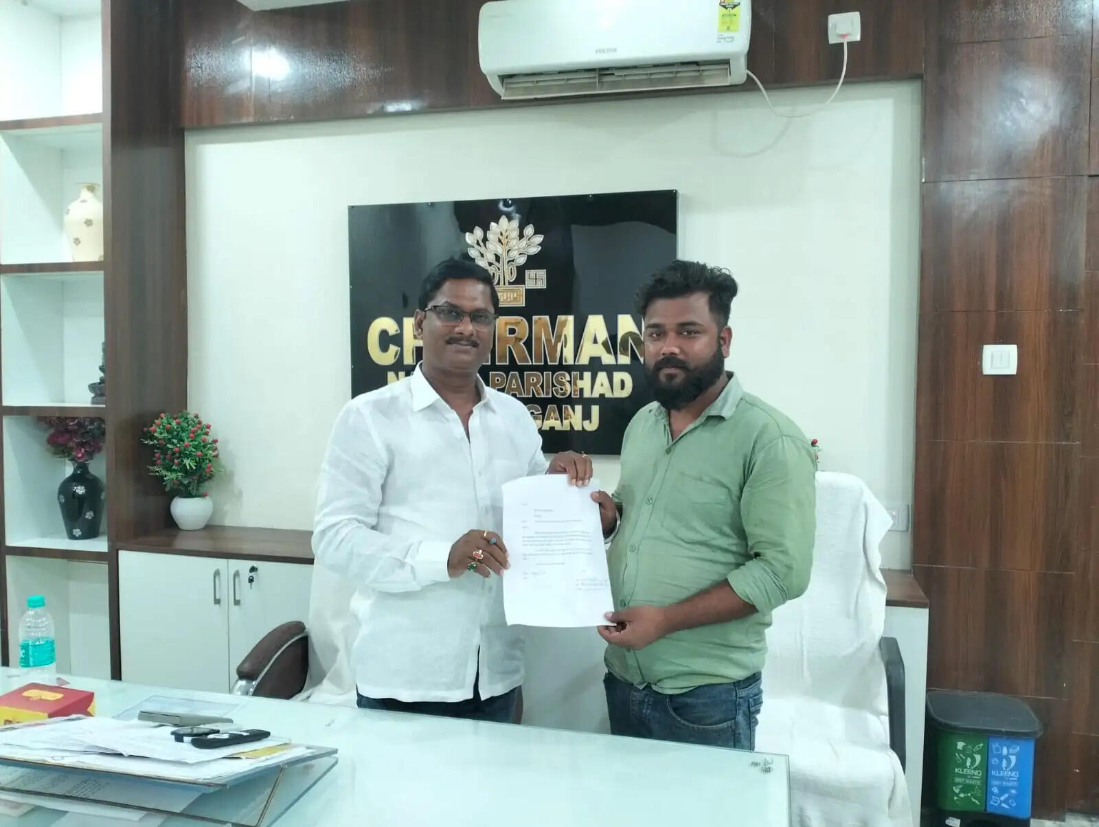हलीम चौक श्मशान घाट में शेड निर्माण की मांग, नगर परिषद अध्यक्ष को सौंपा ज्ञापन
