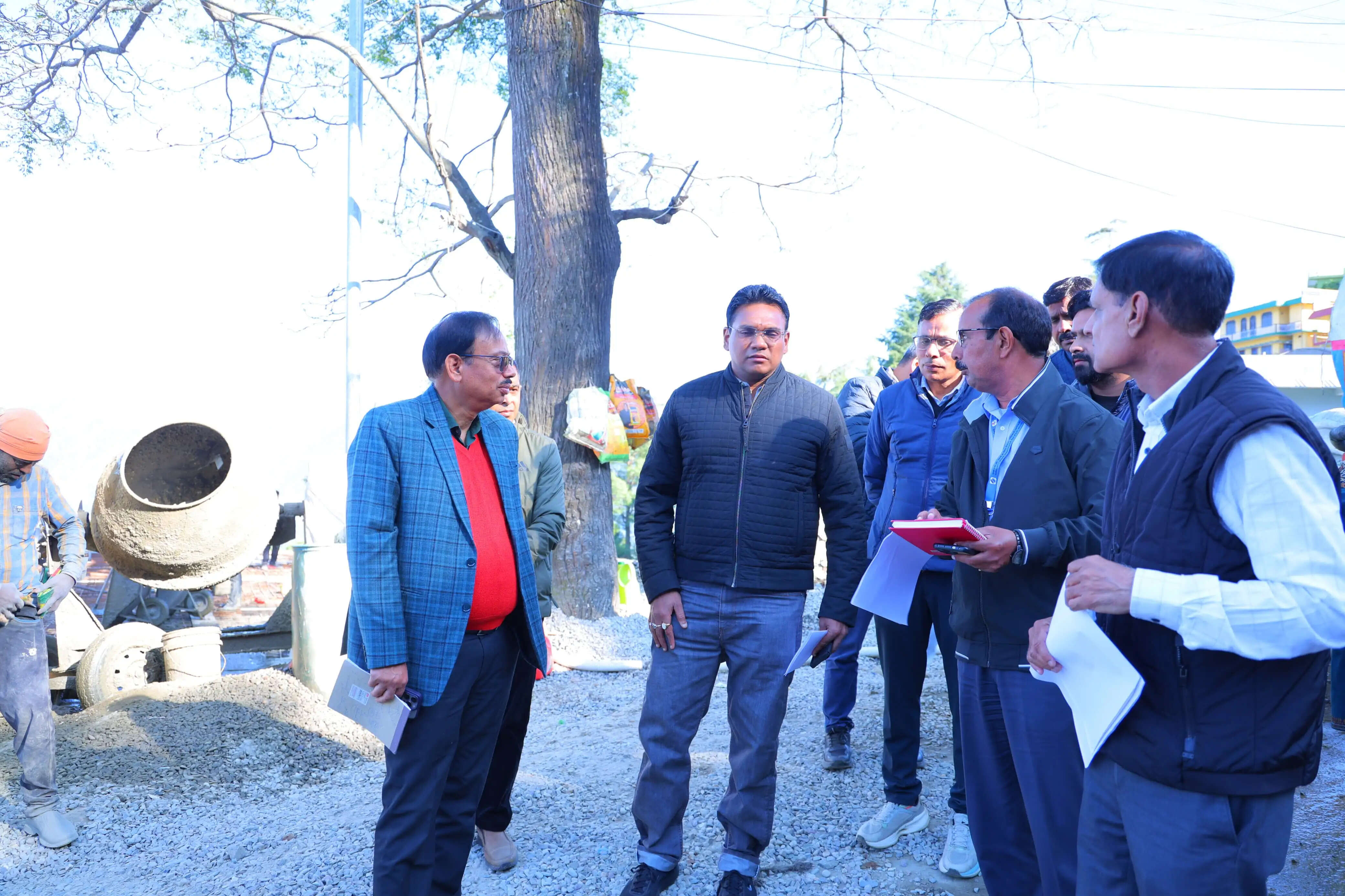 सचिव आवास एवं राज्य संपत्ति ने पौड़ी में पार्किंग एवं निर्माणाधीन विकास कार्यों का किया निरीक्षण