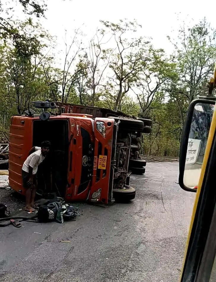 कोरबा के ग्राम लैगा के पास अनियंत्रित होकर पलटी मालवाहक गाड़ी, चालक गंभीर रूप से घायल