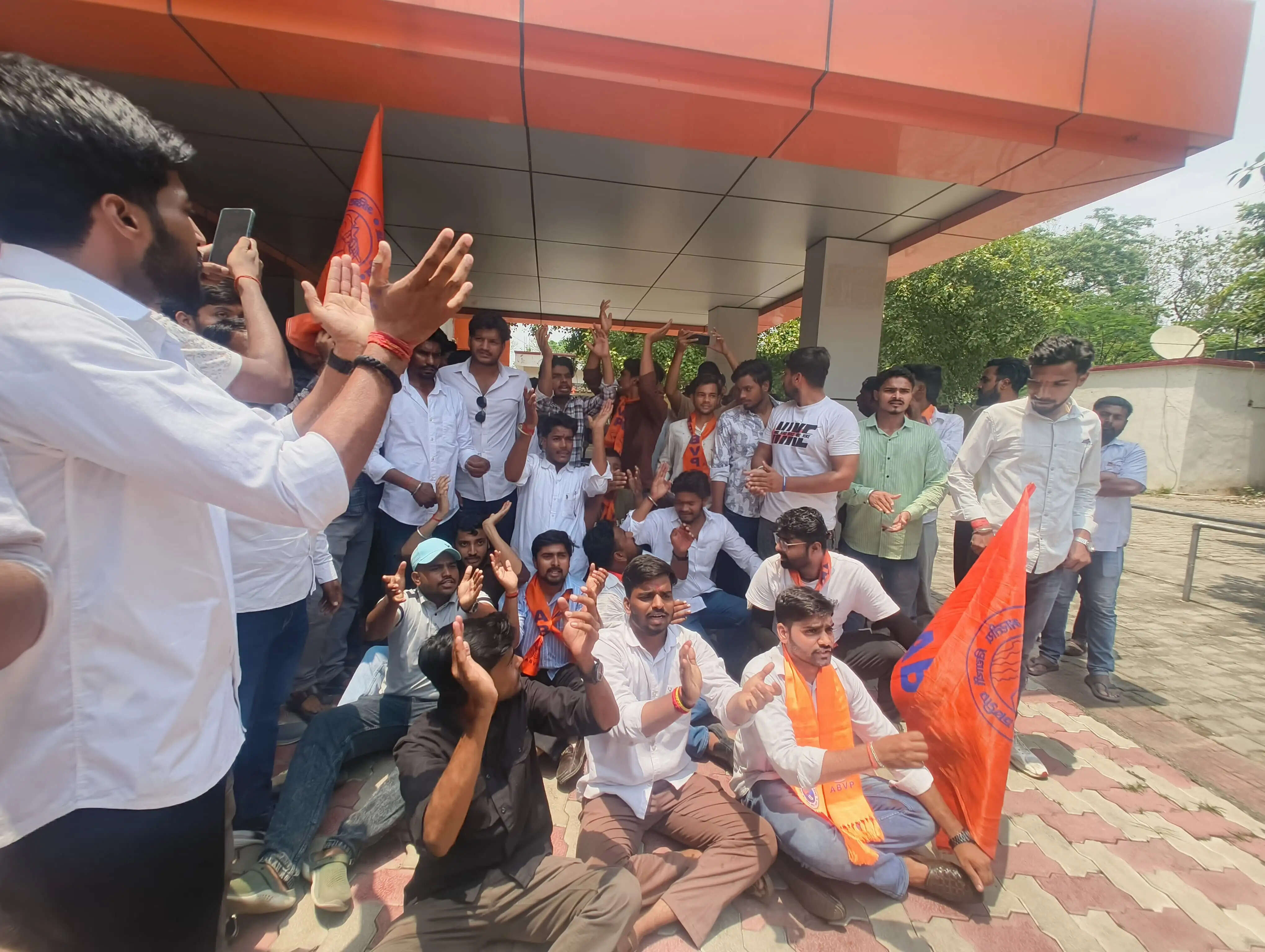गोरखपुर विश्वविद्यालय में पेड़ों की कटाई के खिलाफ विद्यार्थी परिषद का प्रदर्शन, कुलपति को सौंपा ज्ञापन