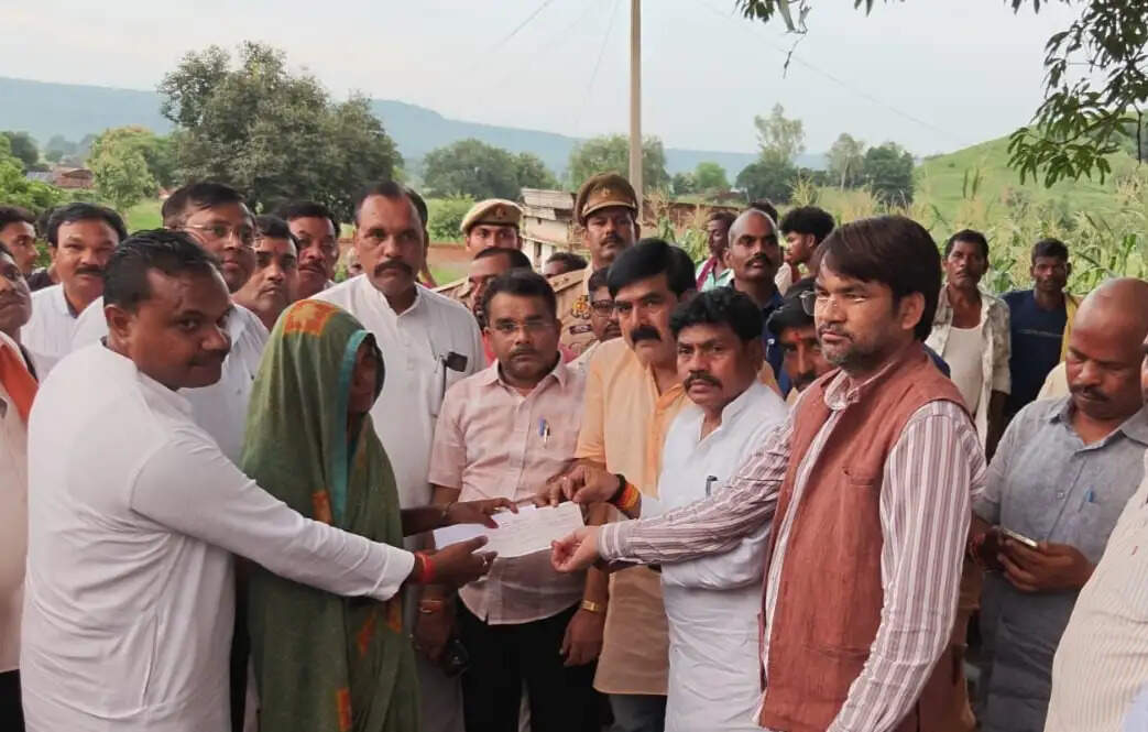 क्रेशर हादसे में मृत चार श्रमिकों के परिवारों को 15-15 लाख की सहायता