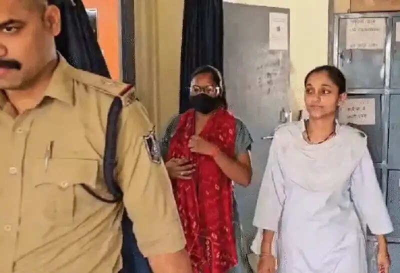 खरगोनः ग्राहकों के खाते से 42 लाख रुपये का गबन करने वाली बैंक कैशियर गिरफ्तार