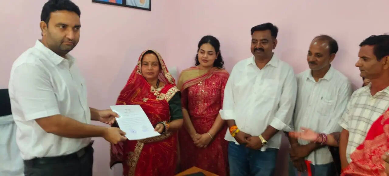 कांग्रेस से जीतीं गीता सैनी, भाजपा के साथ आईं और निर्विरोध चेयरमैन बनीं