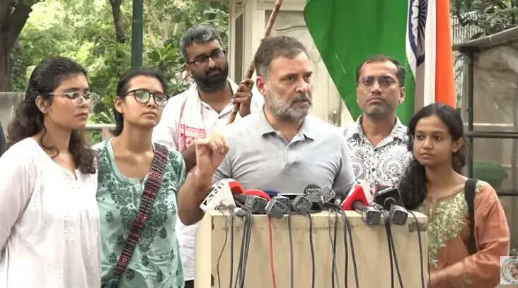 राहुल गांधी ने चौटिल छात्राओं के साथ की पत्रकार वार्ता, बोले माफी मांगे प्रधानमंत्री