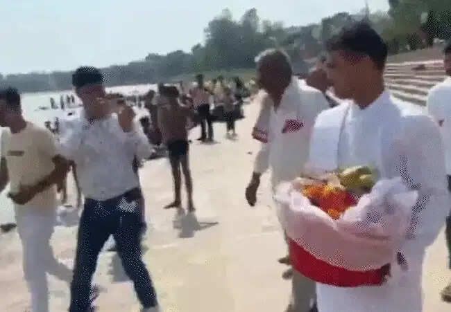 एक्ट्रेट ट्विशा शर्मा की अस्थियां ऋषिकेश में गंगा जी में विसर्जित