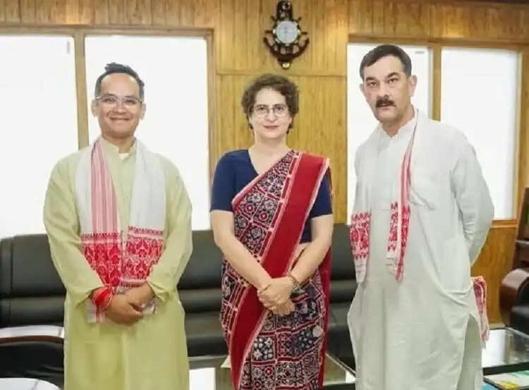 एक दिवसीय चुनाव प्रचार के लिए असम पहुंची प्रियंका गांधी