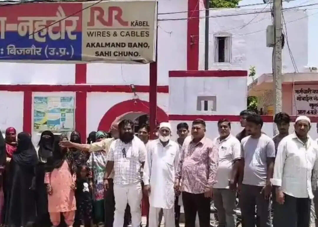झूठे आरोपों से परेशान ग्रामीणों ने थाना घेरते हुए की निष्पक्ष जाँच की मांग